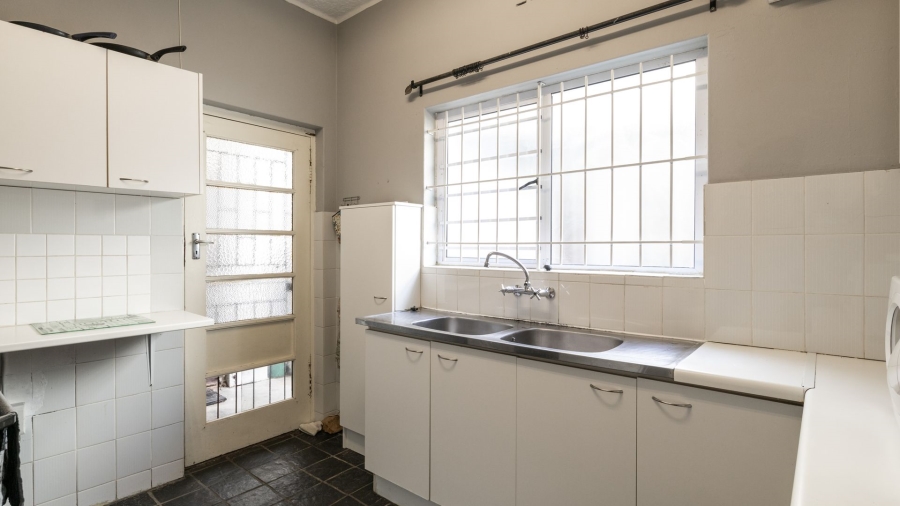 2 Bedroom Property for Sale in Vredehoek Western Cape
